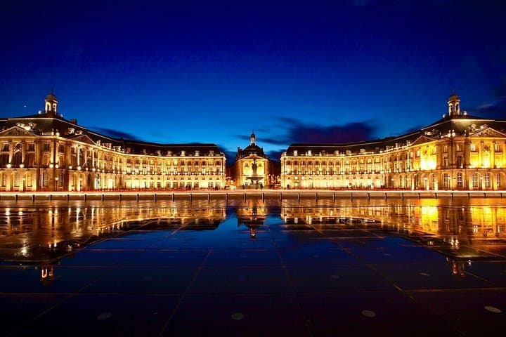 Bordeaux Nachtwanderung mit Straßenbahnfahrt — Foto 3