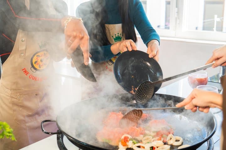 Paella-Kurs mit unbegrenztem Wein in Madrid