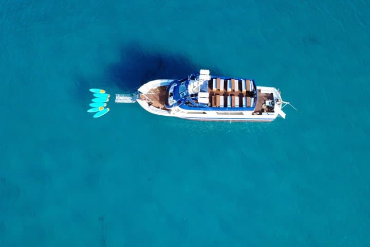 Excursión en barco de Ibiza a Formentera con deportes acuáticos