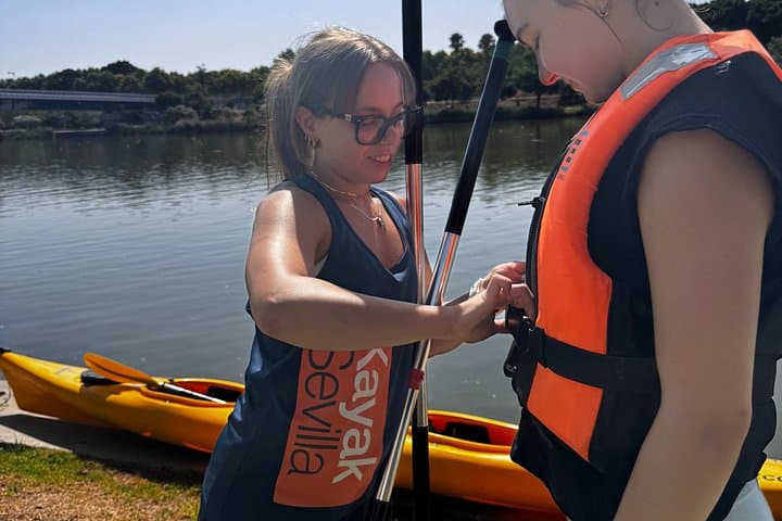 Sevilla: Paseo en Kayak Guiado por el Río con Guía Experto — foto 5