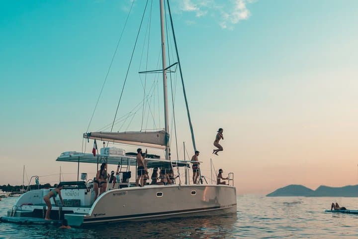 Excursion en catamaran de demi-journée avec paddleboard à Marseille — photo 2