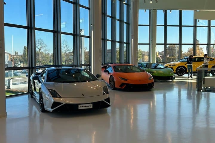 Visite des Lamborghini et Ferrari avec Dégustations Gastronomiques en Émilie-Romagne