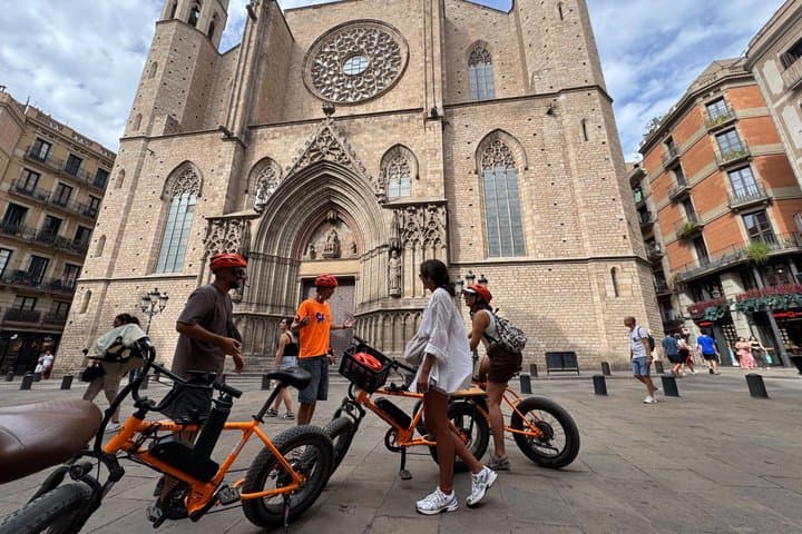 Tour in Bicicletta con Storie Locali a Barcellona con Opzione E-Bike — foto 2