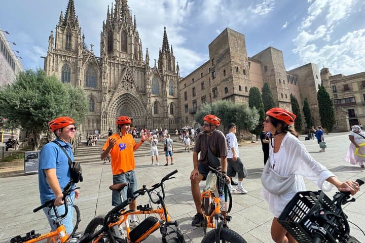 Tour in Bicicletta con Storie Locali a Barcellona con Opzione E-Bike