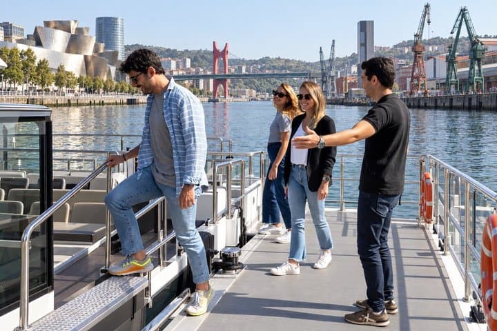 Tour a pie por el Casco Viejo de Bilbao, Museo Guggenheim y crucero por el río — foto 2