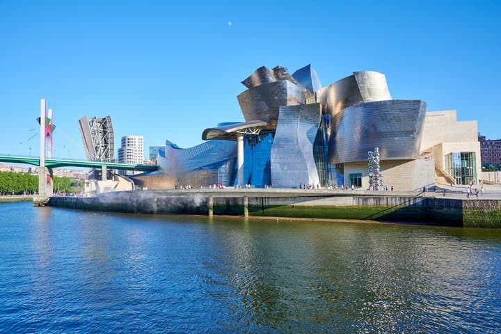 Tour a pie por el Casco Viejo de Bilbao, Museo Guggenheim y crucero por el río — foto 3