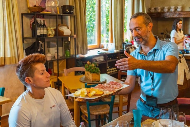 Tour in Vespa tra Chianti e Colline Toscane con Pranzo e Degustazione di Vini — foto 2